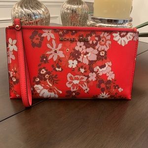 Uber cute Michael Kors Wristlet